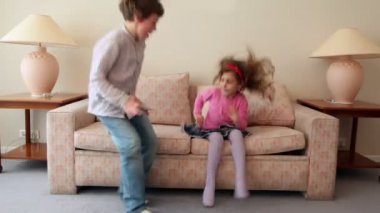 odada, oturup kanepeye atlamak gel iki çocuk çocuk kızla