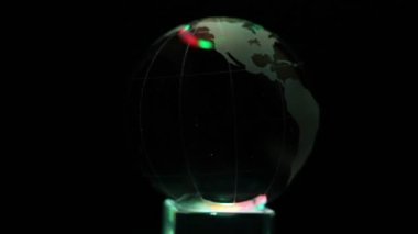 küp renk ışık yayar ve kürenin üstünde Dünya Haritası ile spin