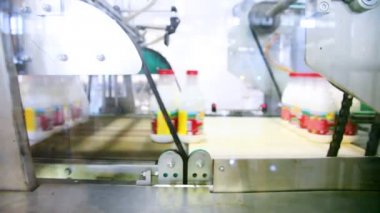taze süt şişeleri bir sürü plastik ambalaj paketi