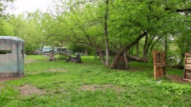Paintball bahçesi ile eski kamyon ve farklı nesneler