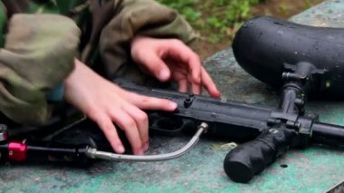 eller paintball silahı alıp yağmur altında koy