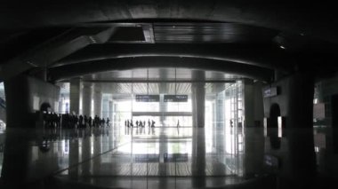 yolcu siluetleri üzerinde istasyonu Güney hall git