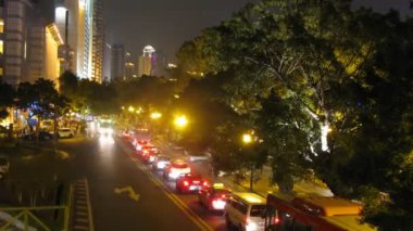 Otomobil hızla setin fener ışığında devam et.