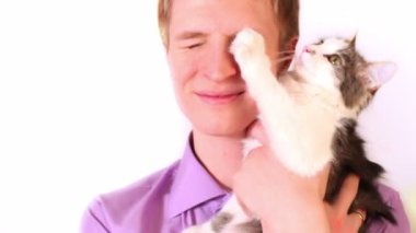 genç çocuk kedi el üstünde tutmak