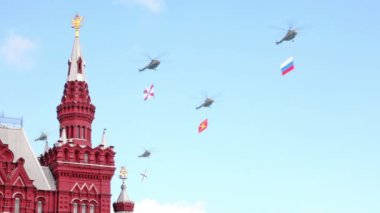 bayrakları ile beş helikopter devlet Tarihi Müzesi kulenin kırmızı kare üzerinde uçmak.