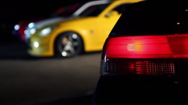 arka plan birkaç otomobil, otomobil stop lambası yanıp söner