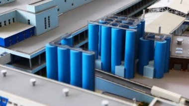 tablo üzerinde süt üretim maket taşıma alanı