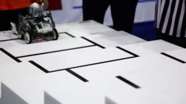 Hakem izle oyuncak robot merdivene tırmanıyor.