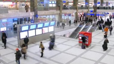 yolcu salonu westbahnhof üzerinde git ve nakit bir yaklaşım dağıtmak