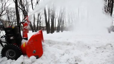 büyük kar topaklar tatili ve atar, küçük el ile makine