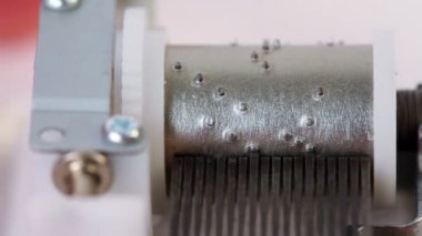 Şaft varil organ dikenli döner ve ses yayarlar metal plakalar çeker