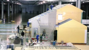 birkaç işçi sergi hangar ev inşa