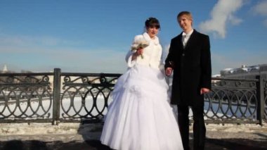 Yeni evli çift birlikte köprü üzerinde açık olduğundan