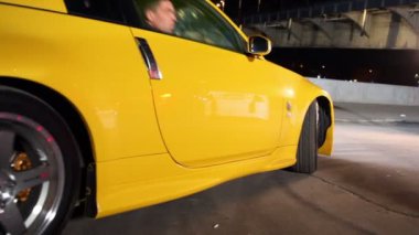 adam arabanın içinde binmek geriye dönüş ve hamle ileriye doğru o zaman