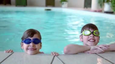 gözlük Yüzme içinde iki çocuk havuzu uydurmanıza