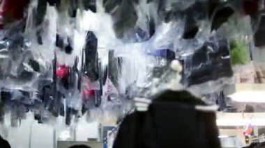 mucha ropa cuelga y se mueve en limpieza en seco