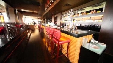 Kalian kürsüye bar counter yansıtma yüzeyi ile uzun Lounge Restoran