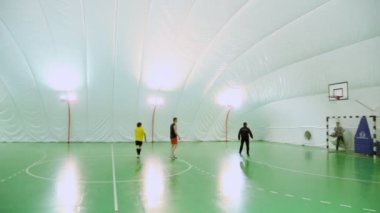 dört öğrenci futbol futbol sahasında oynamak.