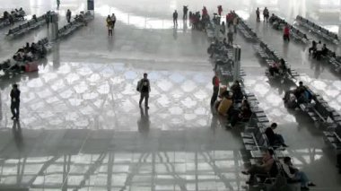 yolcuların istasyon binası Güney istasyonu bekleme odasında oturup