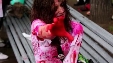 Kanlı kız zombi zombi törende sallar