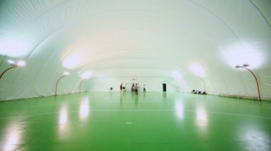 dört öğrenci futboluna, yukarı doğru hareket