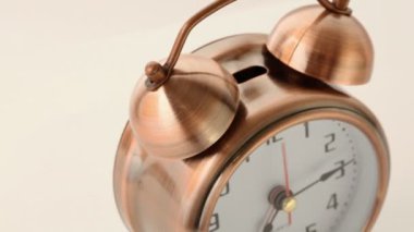 Bakır çalar saat çağırır ve daire üzerinde döner