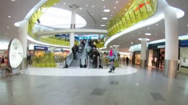 insanlar alışveriş merkezi Troyka içinde yürüyen merdiven üzerinde gider.