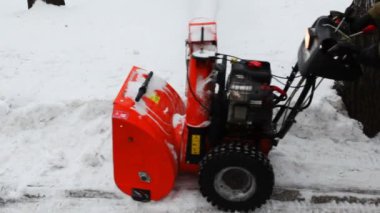 adam kar küçük el makineleri ile temizler.