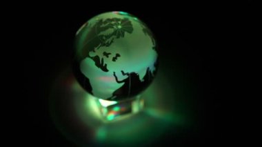 oyuncak dünya küre stand üzerinde küp renkli aydınlatma ile kompozisyon döner