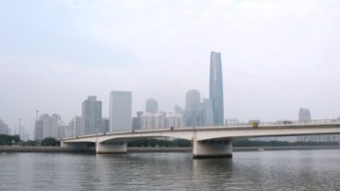 öğleden sonra zhujiang yeni Belediye önünde köprü ayakta otomobil devam