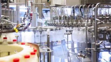 yıkanmış ve kalan boş şişeler bir sürü zaten dolu süt büyük Fabrikası'nda görünür