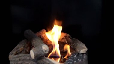 alev dilleri üzerinde metal plaka bir yuvaya iyi şeklinde taşlarla üzerinden gitmek