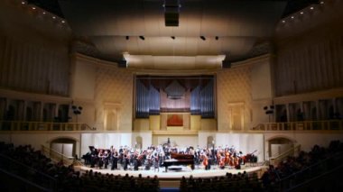 sonra Moskova Devlet Konservatuvarı ve performans Senfoni Orkestrası salonunda alkış