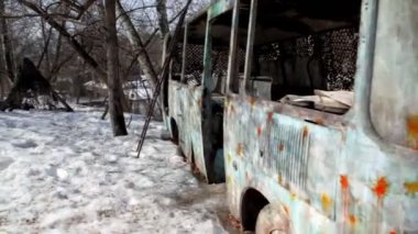 kırık eski otobüs stand ile noktalar boya paintball oyun üzerinde