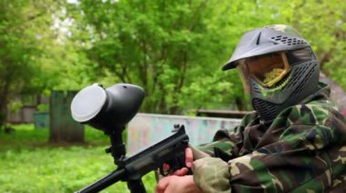 Dümen boya iz çocukla paintball silahı tutan