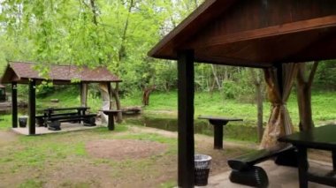 küçük gölet yaz, ağaçlar arasında kıyıya üç yazlıklar