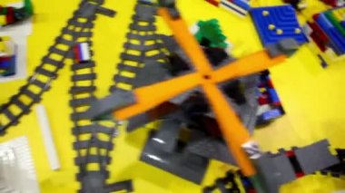 oyuncak tren sarı yüzeyi farklı nesneler arasında