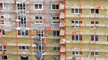 pencere çerçeve ve sır iskele üzerinde işçi duruyor koymak