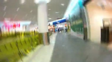 insanlar alışveriş merkezi mağazaları ziyaret edin.