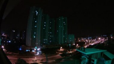 Otomobil hızla gece şehir fener ışığında devam et.