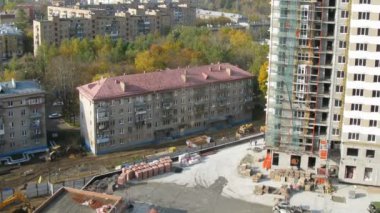 eski beş katlı evin yakınındaki inşaat evin altında duruyor.