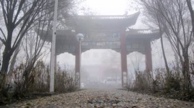 sonbahar sokaklarda yapraklarla örtülü insanlar yürümek