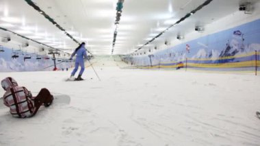 küçük bir çocuk ile snowboard spor Merkezi'nde eğitim hazırlar