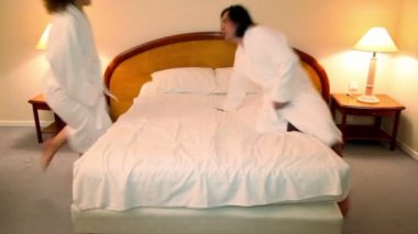 erkek bornoz çalışma yatak odası ve üzerinde yatıyordu yatakta kadınla