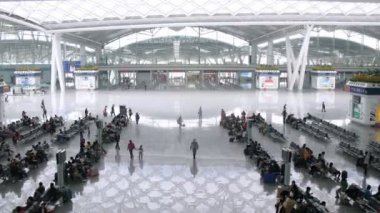 yolcular Güney istasyonu istasyon bekleme odasında oturup