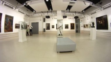 ziyaretçiler yürüyüş ve silah Müzesi sergi merkezi rabochiy ve kolhoznica göz