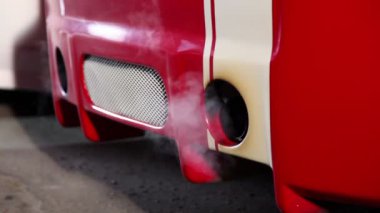 Geceleri araba renkli spor tasarımı ile tüp duman gider