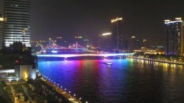 Buhar-gemi altında pearl river jiangwan köprü ve haiyin köprüsü-üzerinde yüzmek