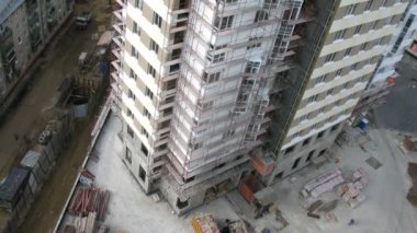 yol iki ev - eski ve yeni yapı altında bulunmaktadır