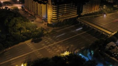 gece sokak yaya Köprüsünün altında omurga üzerinde otomobil devam